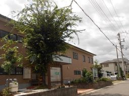 落ち着いた外観の建物