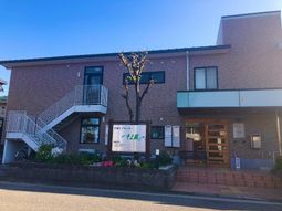 明るい外観の建物