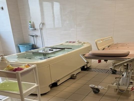 浴室の介助用浴槽  