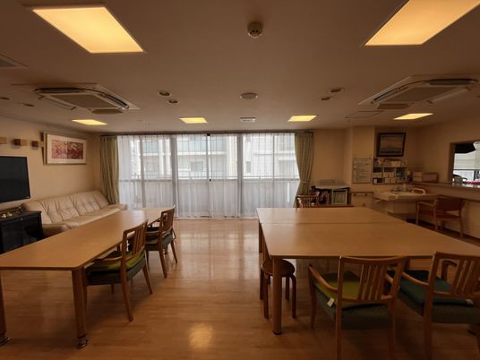 自然光が入るテーブル配置の部屋