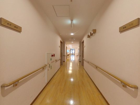 手すり付きの長い廊下
