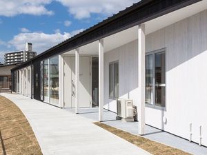 明るい建物外観  