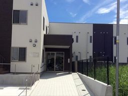 白壁の建物とエントランス