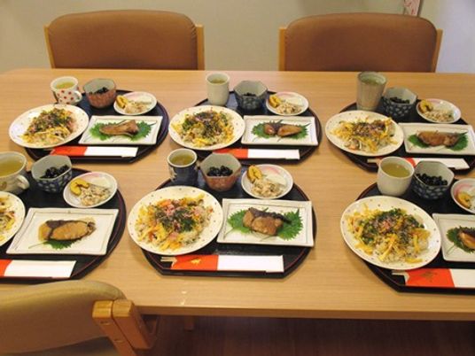 施設の写真 毎回摂られる食事は入居者様同士で楽しく食べられる。見た目も鮮やかに、栄養のバランスも整えられた料理が出てくる。