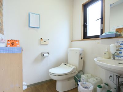 洋式トイレと洗面台の部屋