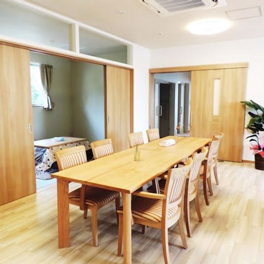 木製テーブルと椅子の部屋