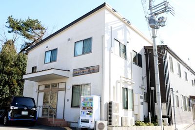 白い建物の外観