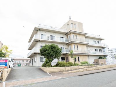 白い外観の清潔感ある建物