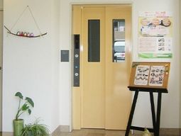 明るいエレベーター前