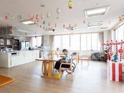 カラフルな飾り付けのダイニング