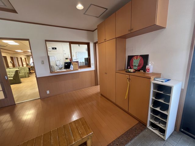 居心地の良いロビー ロビー 柔らかな光が差し込む、落ち着いた雰囲気のロビーです。ゆったりと座れるソファが配置され、心地よい空間を提供しています。