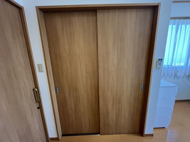 広々とした明るい居室 居室 ゆったりとした居室の入口は、スライド式のドアで、日の光が穏やかに差し込んでおります。車椅子でもたやすく出入りができるよう配慮が行き届いています。