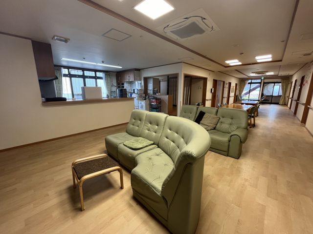 落ち着いた空間の居室 ラウンジ ゆったりとしたソファが配され、休息を取りながらの交流が楽しめる居室です。木目調の床が温もりを感じさせます。