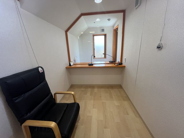 明るい廊下の一角 廊下 広々として安らげる廊下の一角です。椅子に座り、窓越しに光を感じながらくつろげる空間があります。