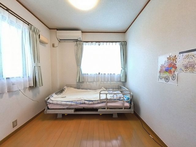 居心地の良い居室 居室 ゆとりを感じる個室で、窓際には明るい光が差し込み、壁には花の絵が飾られています。おひとりお一人の安らぎの時間を演出する空間です。