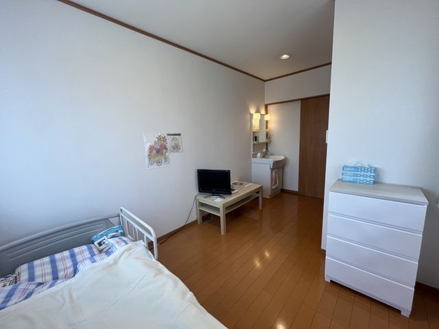 ゆったりとした居室 居室 広々とした清潔な居室です。必要な家具が整い、快適な時間を過ごせそうです。