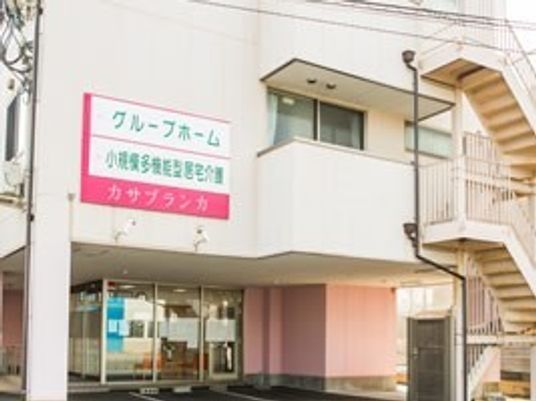 明るい建物のエントランス