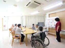 明るい多目的室の様子