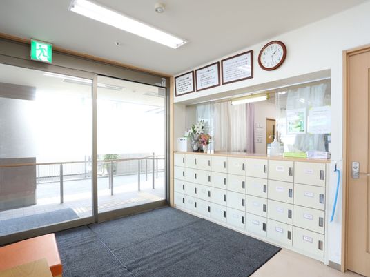 明るいエントランスと受付