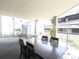 明るい屋外のテラス