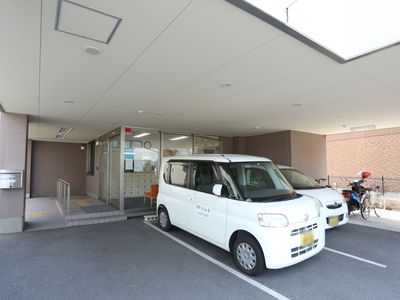 エントランスと駐車場の風景