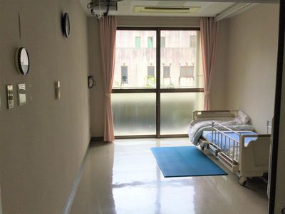 居室のベッドと窓