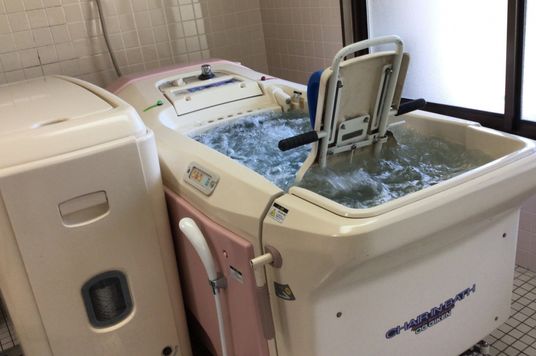 快適な入浴設備の浴室  