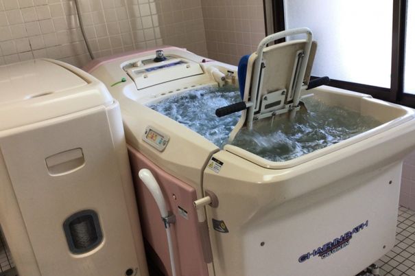 快適な入浴設備の浴室  