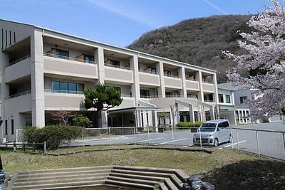 桜のある建物外観
