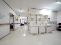 明るい廊下と洗面台