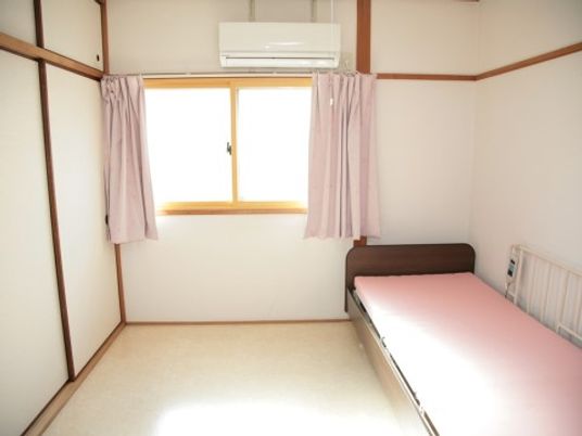 明るい居室の一室