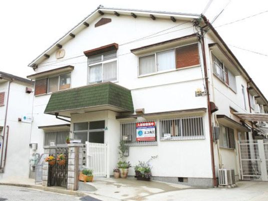 清潔感ある白い建物外観