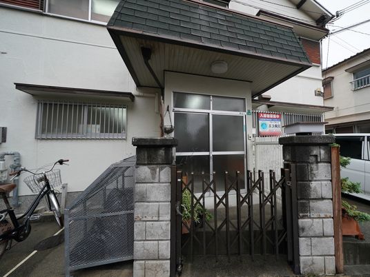 施設の入口と外観