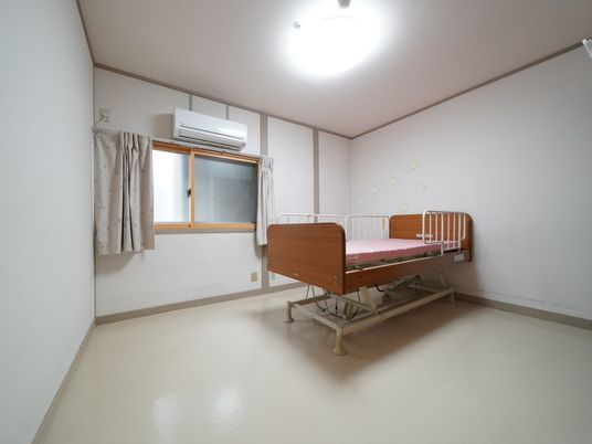 調整可能なベッドのある居室