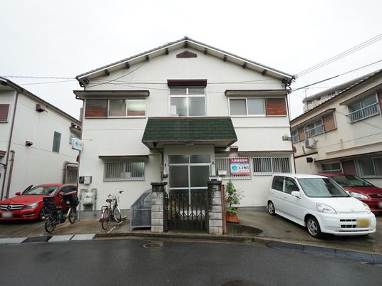 白と茶色の建物の外観
