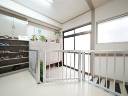 エントランスの靴棚と柵