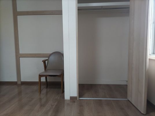 椅子のある居室の一角  
