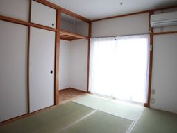 明るい和室の一角