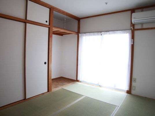 和室の明るい居室