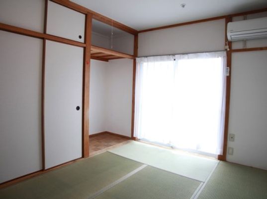 和室の明るい居室