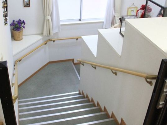 安全な手すり付き階段