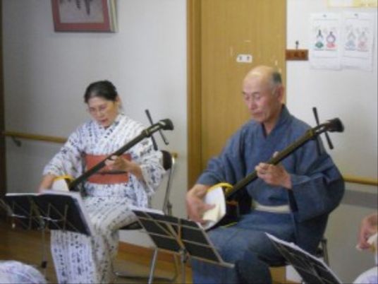 和楽器を演奏する人々