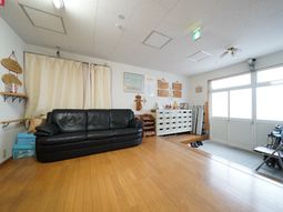 広々とした明るいラウンジ