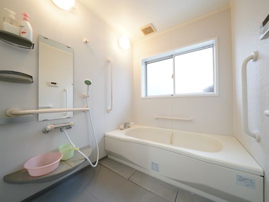 バリアフリー設計の浴室