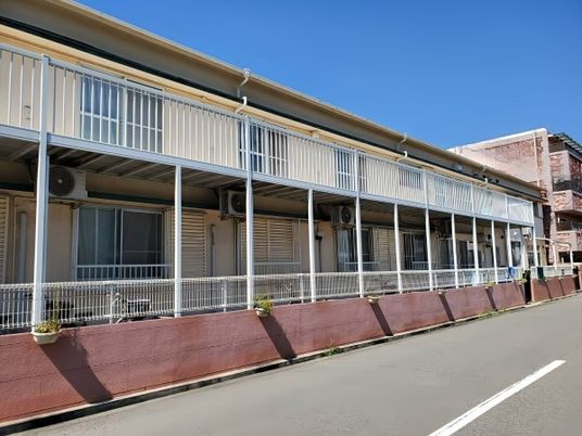 2階建ての建物外観  