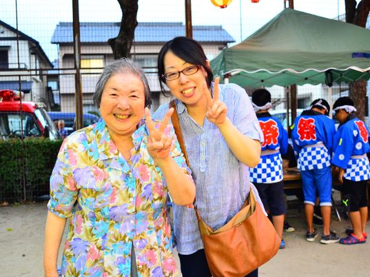 笑顔の二人とイベント後ろ