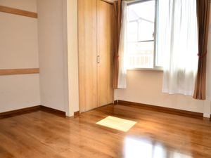 明るい居室の様子