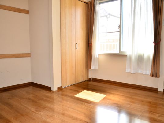 明るい居室の様子