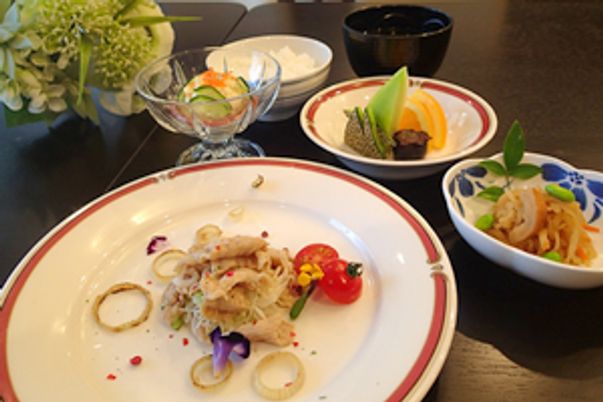 美しい料理が並ぶテーブル