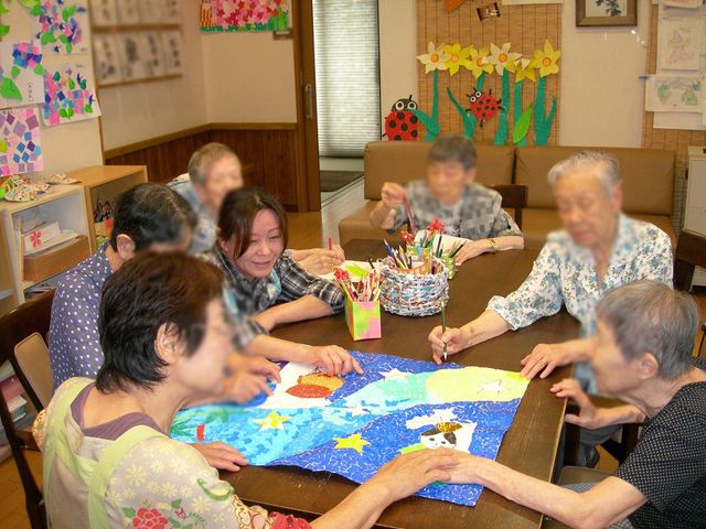作品制作を楽しむ風景 多目的室 皆で協力してアート作品を制作しています。和やかな雰囲気の中で創作活動を楽しめます。